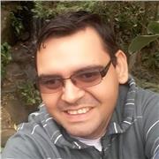 Professor de Matemática atendendo alunos de Ensino fundamental e Ensino Médio